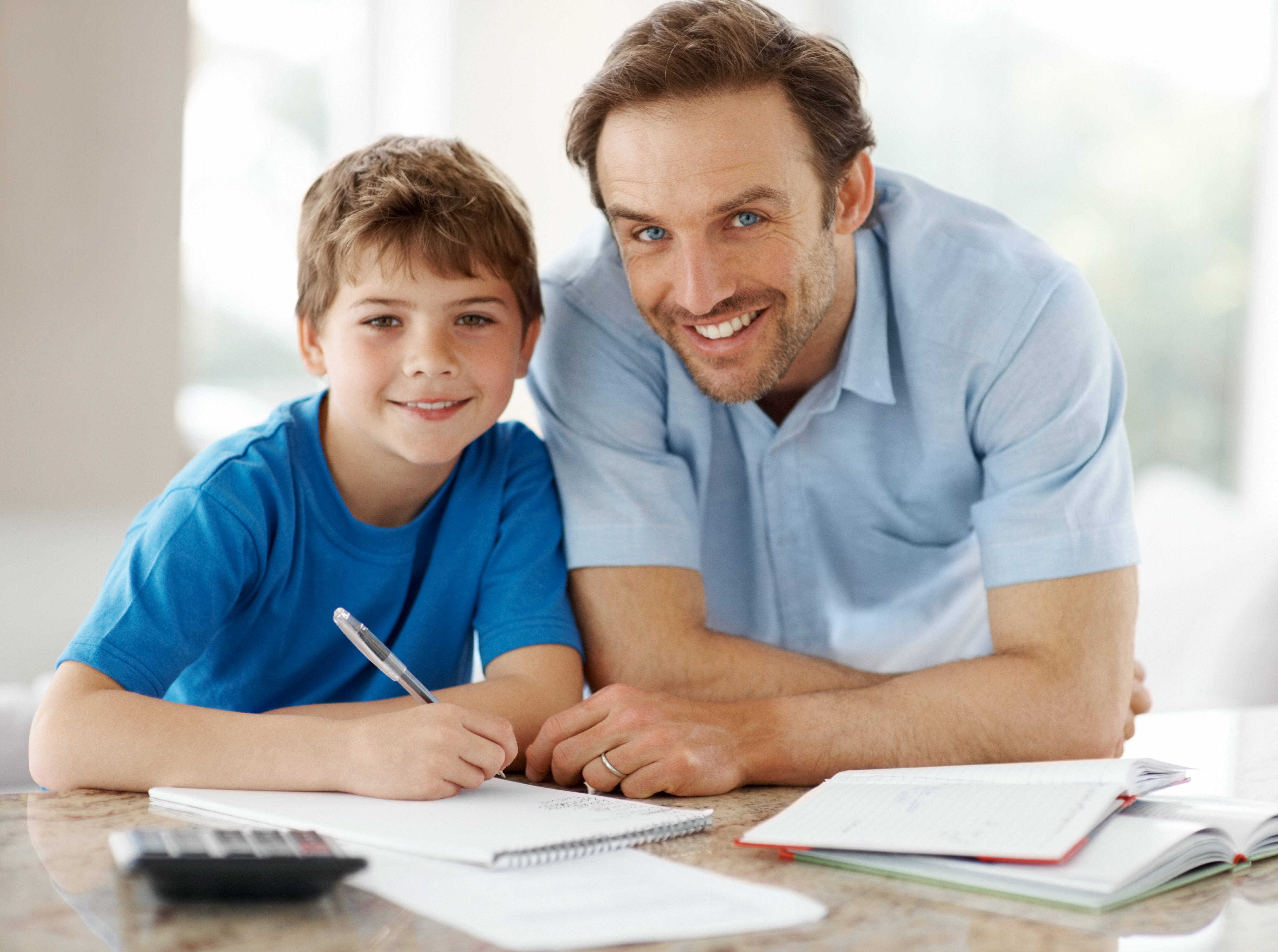 His father a teacher. Родители и дети. Родители и школьники. Взрослый учит ребенка. Родители и дети школьники.